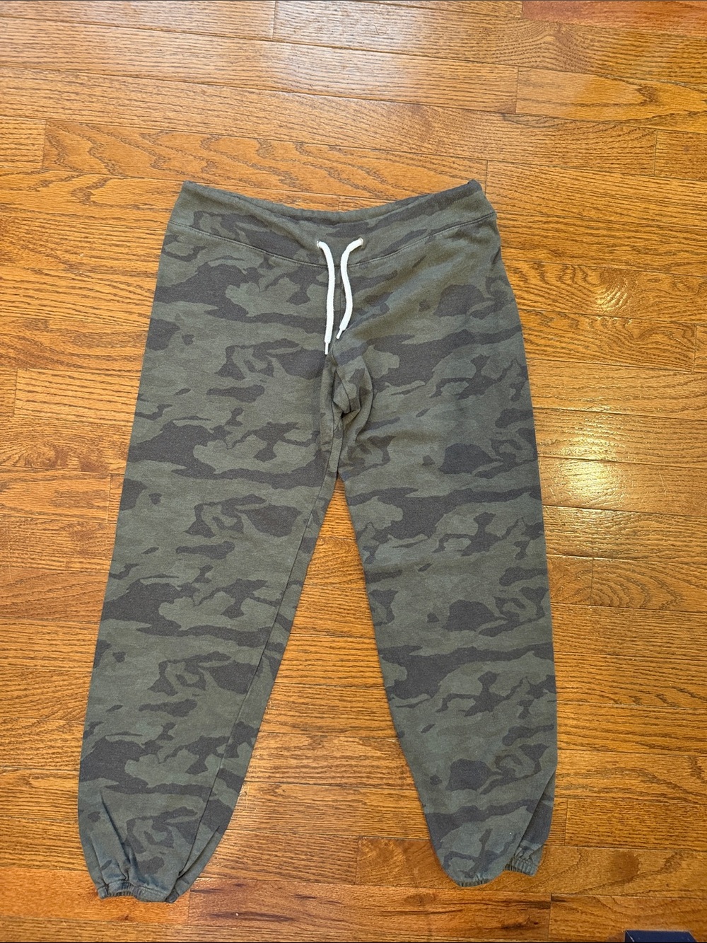 Monrow Olive Camo Womens Sweatpants with White Drawstring XS